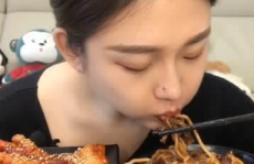 中国小姐姐炸酱,传统美食的现代演绎